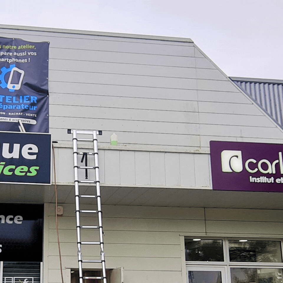 Nettoyage façade industrielle bardage métallique entrepôt usine. Avant après