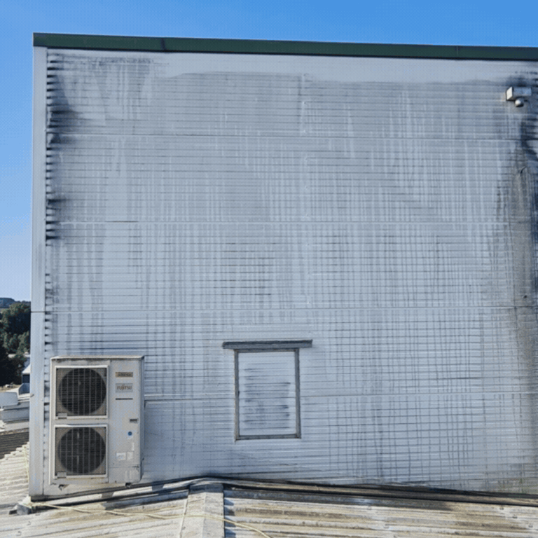 Nettoyage façade industrielle bardage métallique entrepôt usine. Avant après